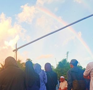 (Suasana di Lokasi Pekuburan yang dikelilingi oleh Pelangi)